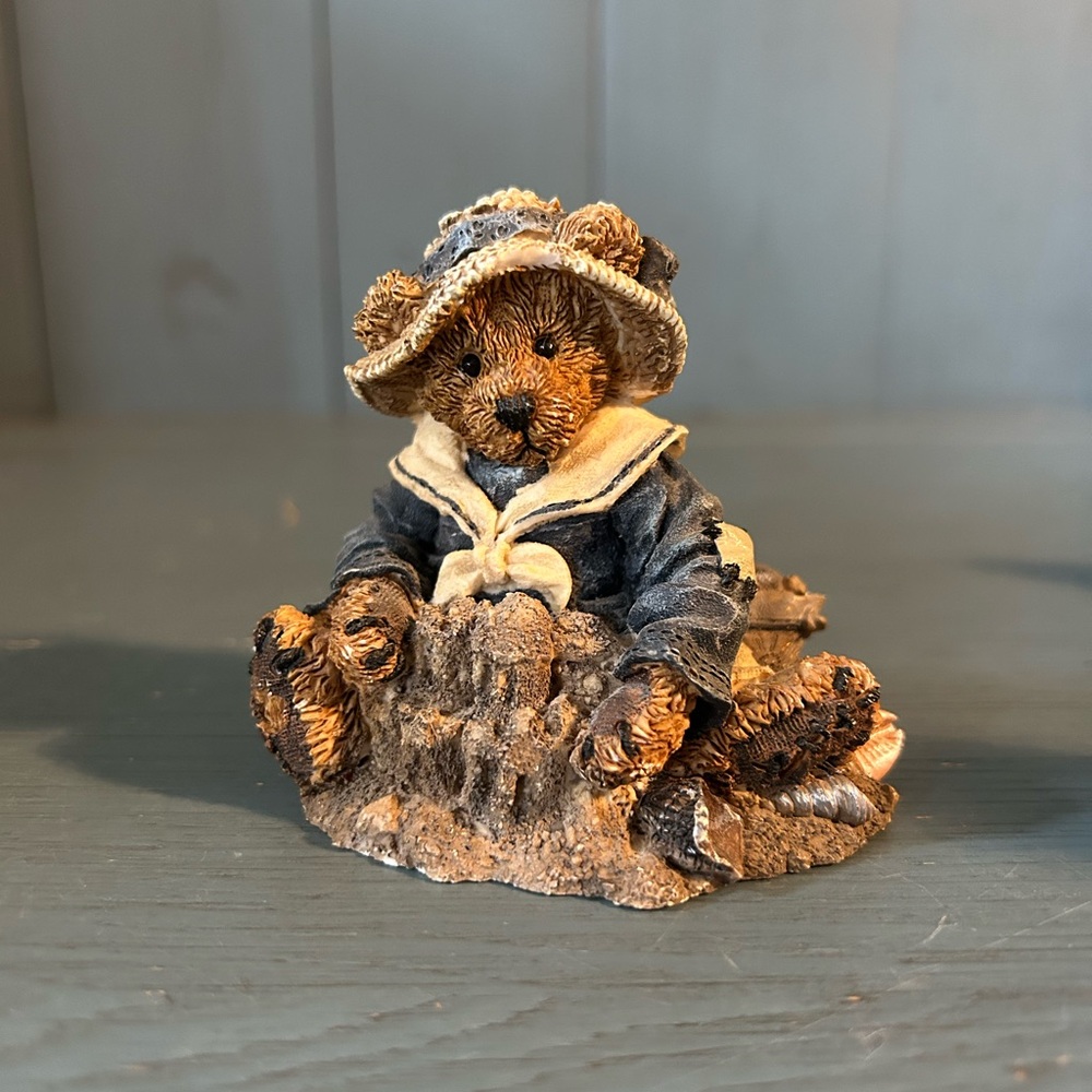 Boyds Bears Brown and Blue Figurine “Wilson at the Beach”